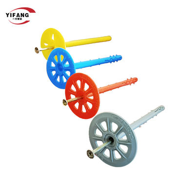 電流を通された鋼鉄壁はプラスチック絶縁材のアンカーをねじで締める締める物を差し込む